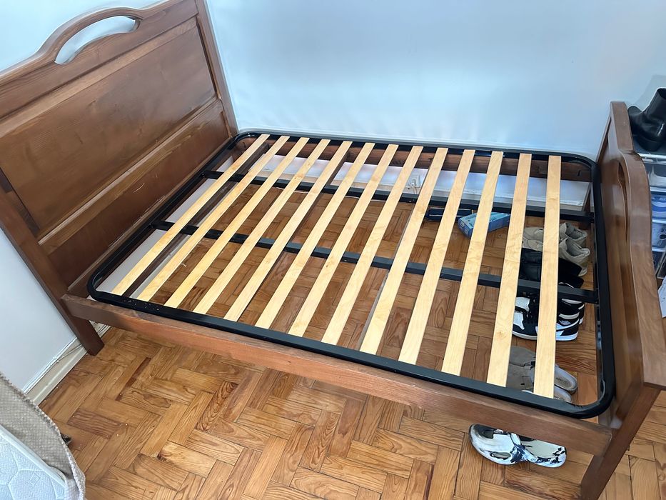 Cama casal em madeira