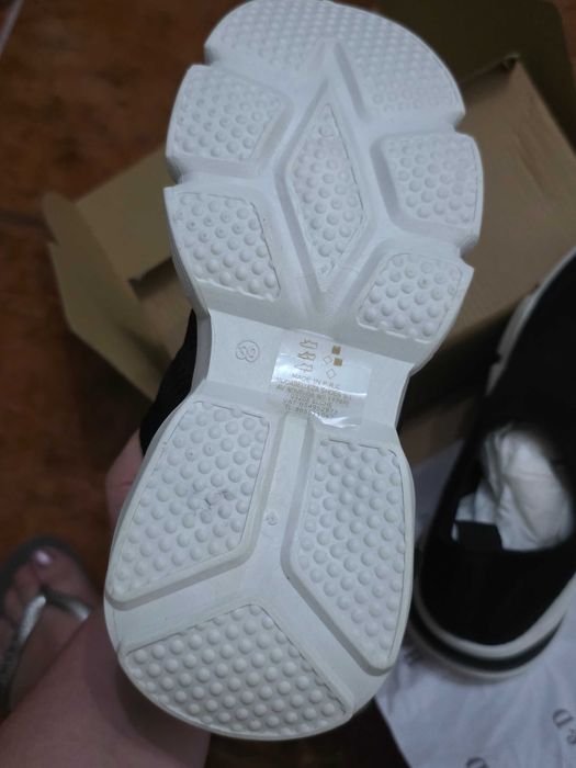 Ténis pretos em elastano ( Novos ).