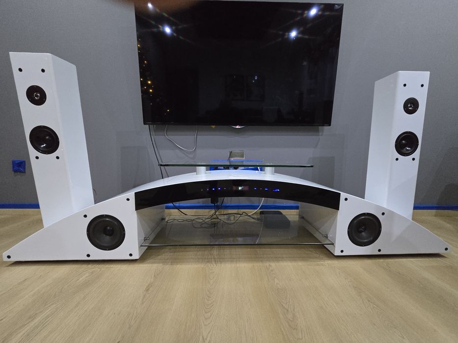 Półka pod telewizor z głośnikami