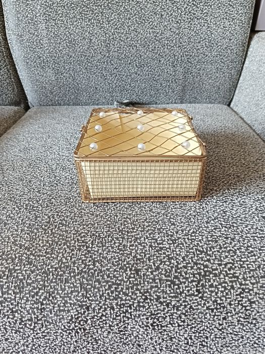 Продам плетёную из проволки коробочку под замочек