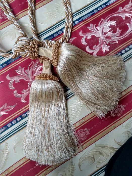 Chwosty ozdobne do zasłon i firan.