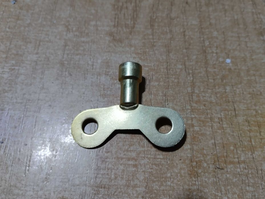 kluczyk metalowy z otworem kwadratowym