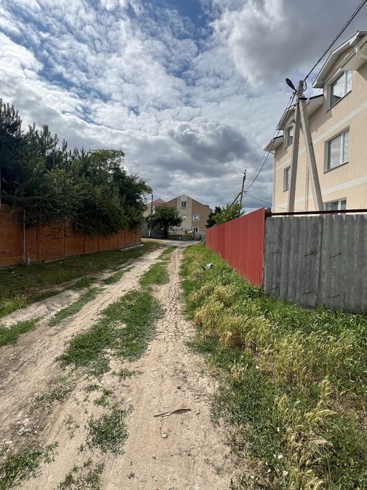 Продаю участок в центре Великодолинское.