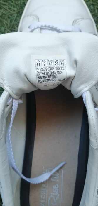 Кросівки білі, повністю шкіра.