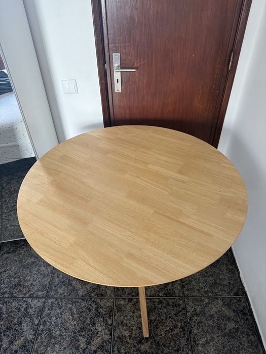 Mesa redonda muito conservada