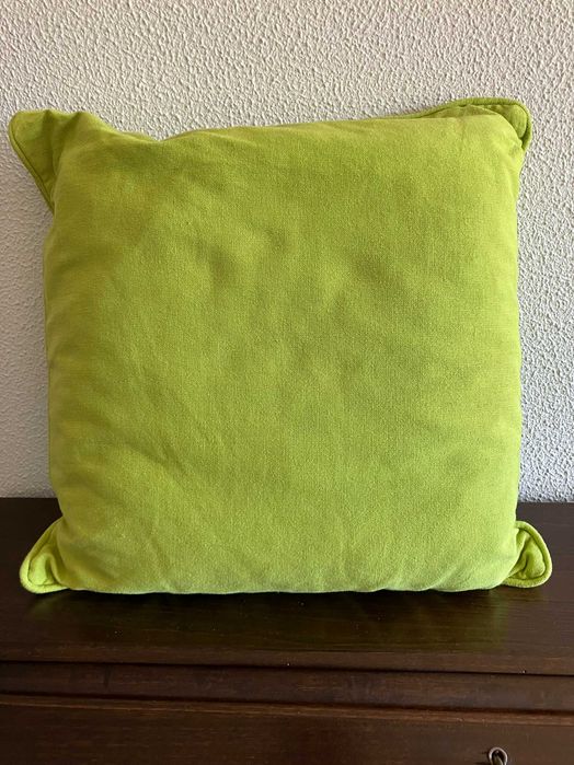 Almofadas coloridas e lisas