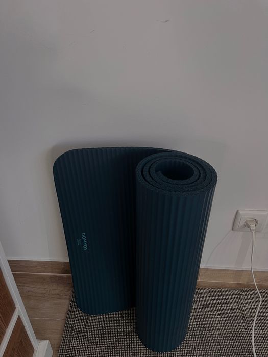 tapete de yoga y dois halteres de dois quilos