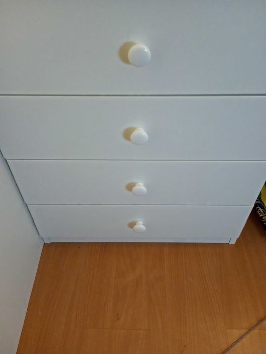 Cama Alta IKEA, roupeiro e secretária