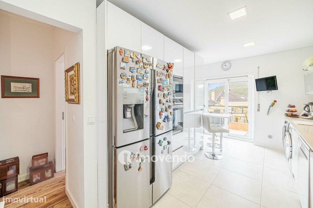 Apartamento T3 Duplex, com estacionamento, no Condomínio do Loural