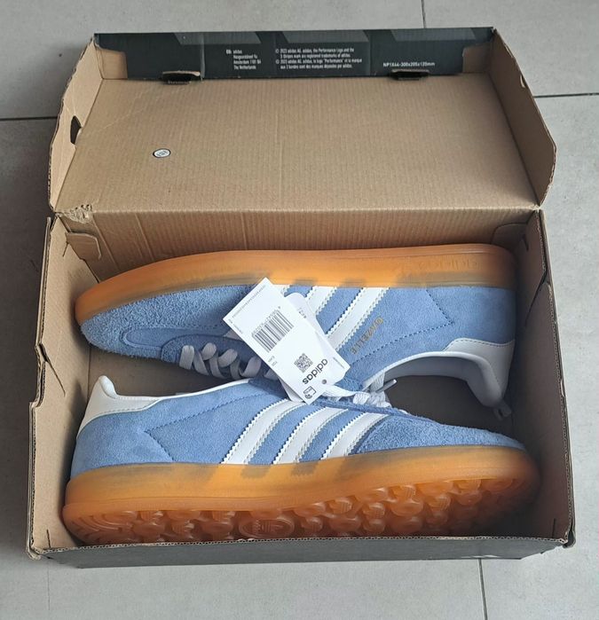 Buty sportowe adidas.