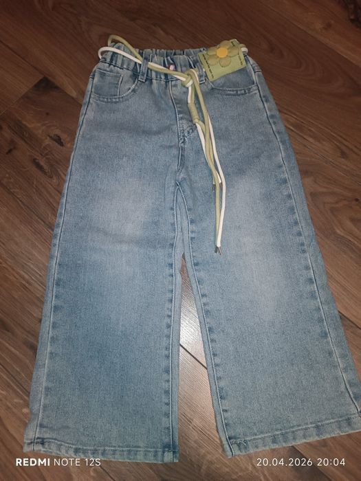 Широкі джинси на дівчинку