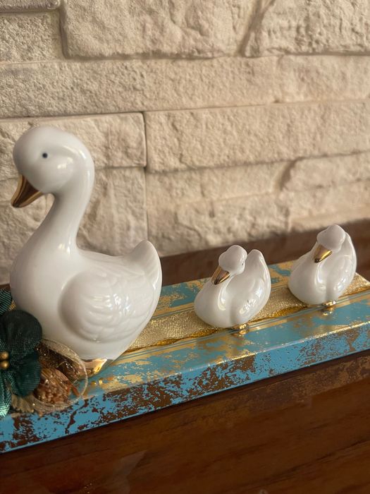 Dekoracyjne figurki kaczuszek w kolorze białym.