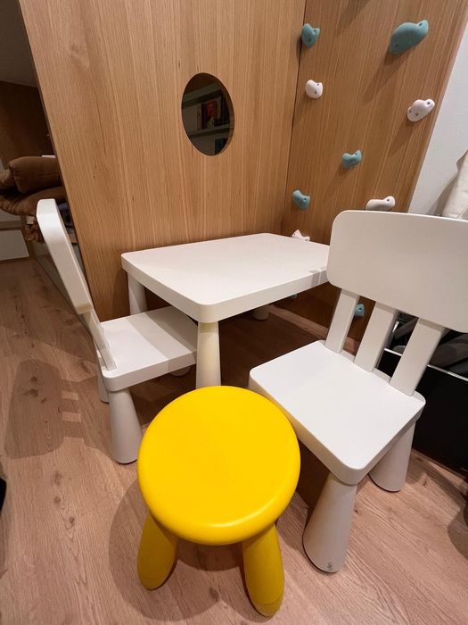 Conjunto de mesa com duas cadeiras e um banco para crianças | 45€
