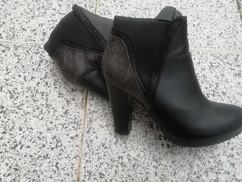 Botas pretas salto alto, como novas