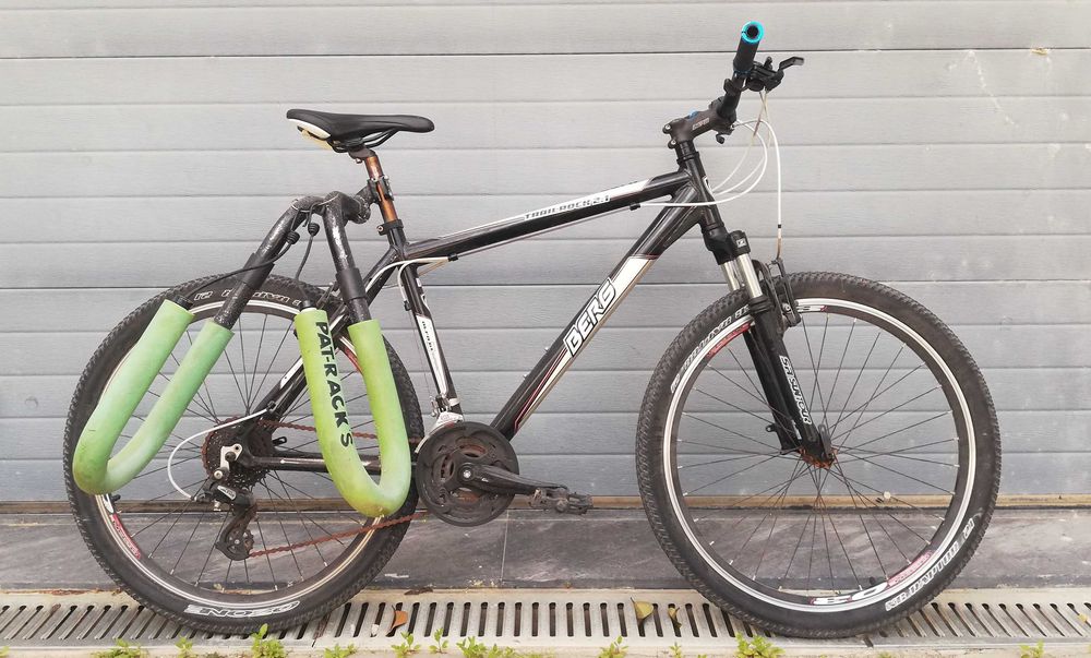 Bicicleta com rack surfboard