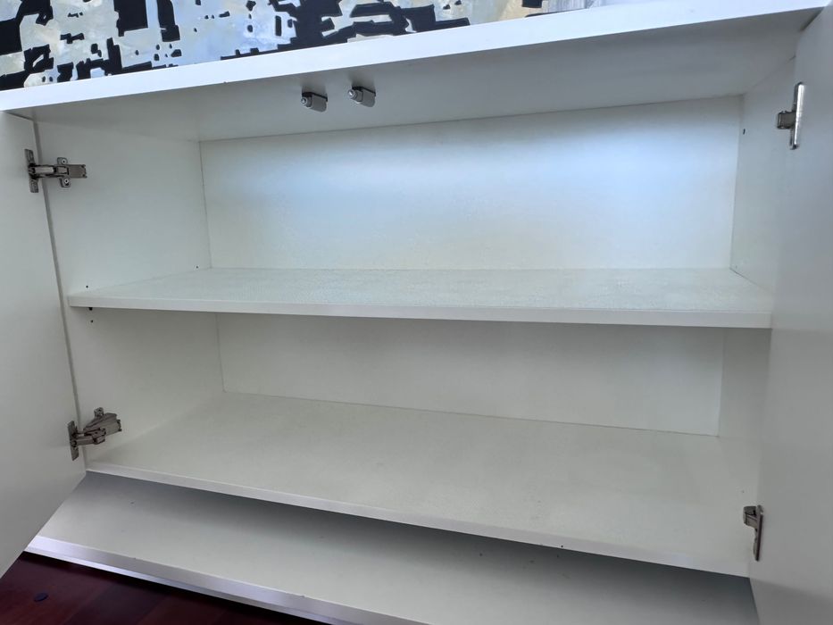 Sideboard las kasas recentemente lacado de branco