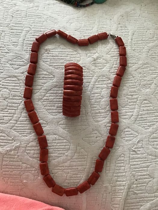 Conjunto de colar e pulseira de coral