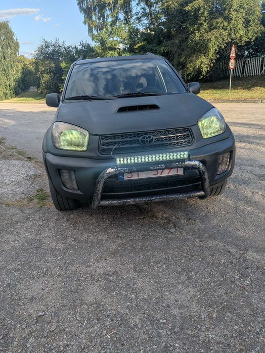 Машина toyota rav4