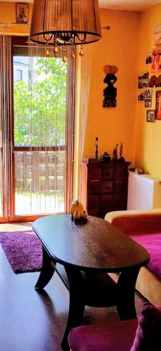 Stół piękny z półeczką