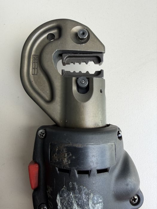 Cembre B15D Zaciskarka hydrauliczna akumulatorowa 15kN 9,6V