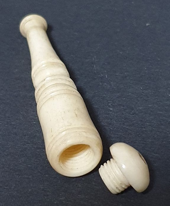 Antiga preciosa boquilia asiatica esculpida com tampa