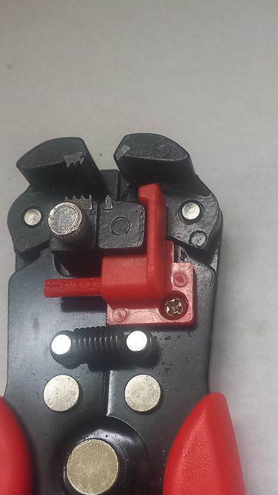 Клещи (стриппер) для снятия изоляции.