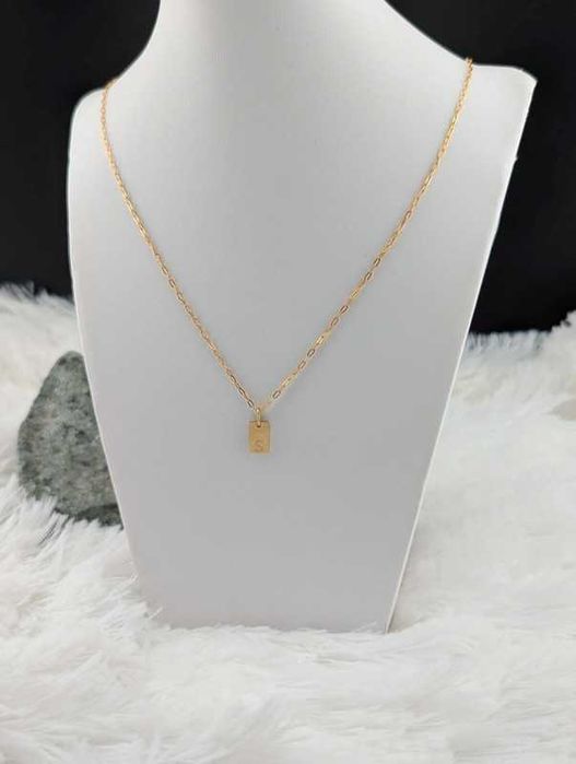 Złoty naszyjnik z literką "S" – stal nierdzewna