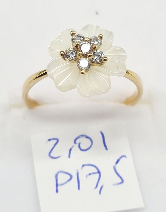 Продам золотые женские кольца с полудрагоценными камнями