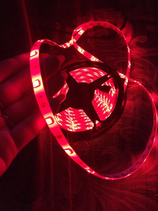 LeD стрічка 5 м з пультом працює від юсб USB