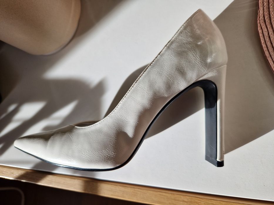 Czólenka Bershka 40 białe stabilne