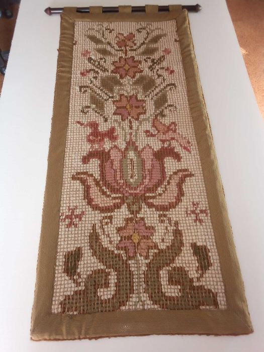 Pequeno painel em bordado de Arraiolos, com varão para pendurar, usado