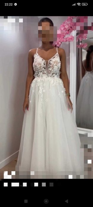 Suknia ślubna z rozporkiem