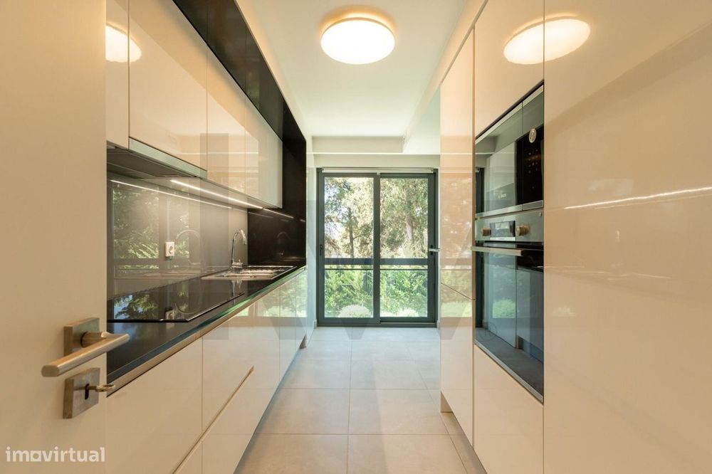 T2 com suite, varanda e 2 lugares de garagem — Condomínio com piscina,