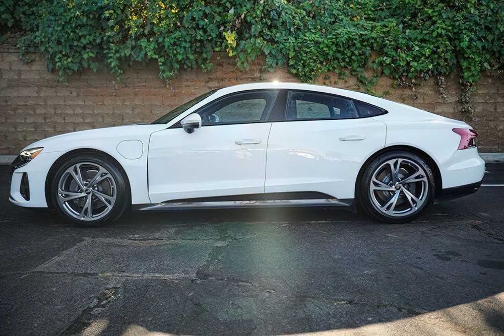 Audi e-tron      2022