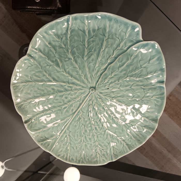 Vendo prato de pe, folha Bordallo Pinheiro/ vista alegre