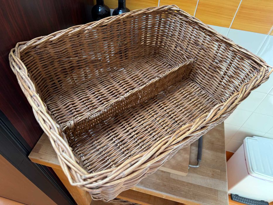 Mesa de apoio em madeira com rodas e cestos
