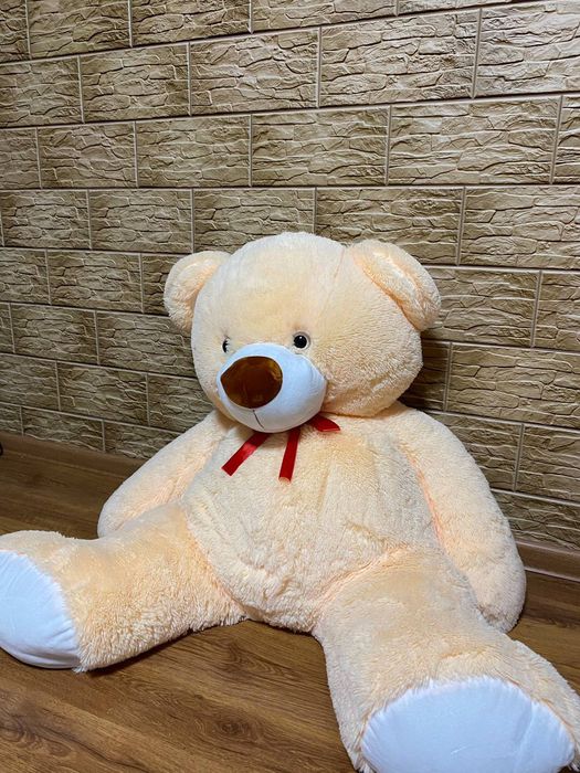 Великий плюшевий ведмедик