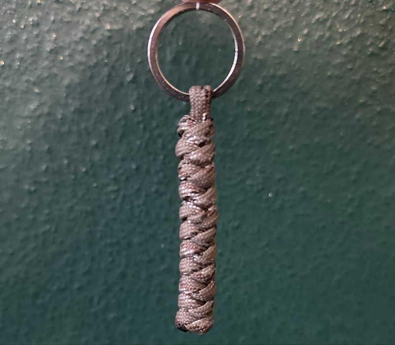 Brelok paracord ręcznie robiony – do kluczy, plecaka, prezent