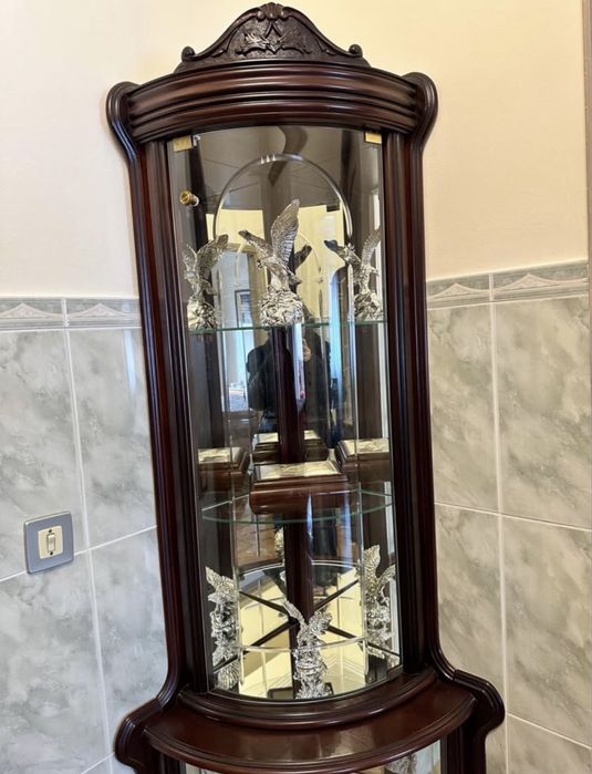 Vitrine de Canto Clássica em Madeira Maciça com Vidro