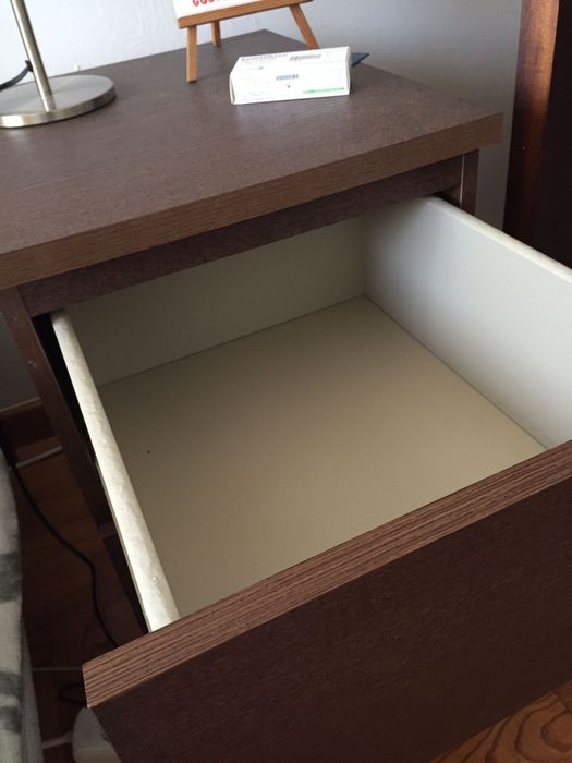 Cama + mesas de cabeceira + estrado