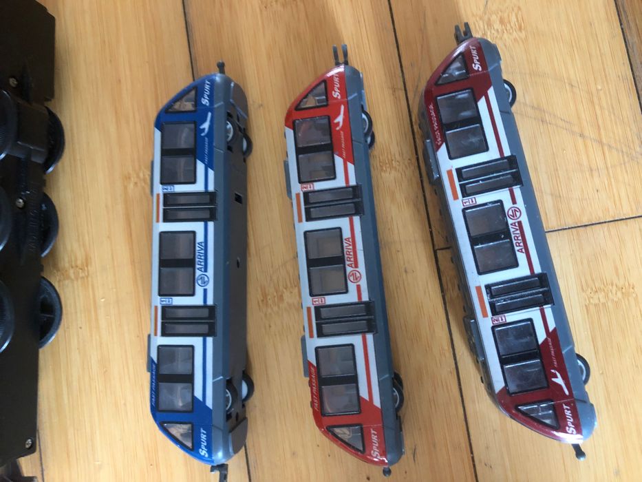 Паровози , ділячи іграшки