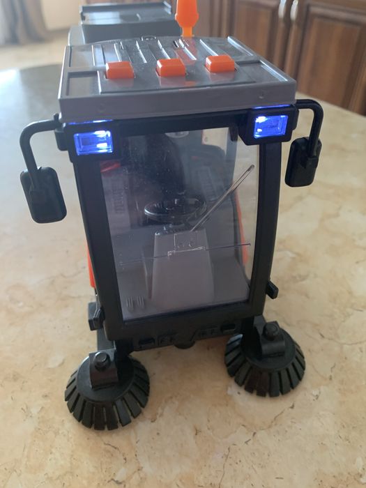 Іграшка для хлопчика: техніка: сміттєвоз з баком