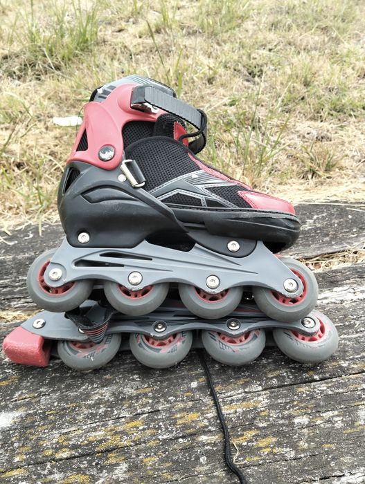 Patins em linha preto e vermelho