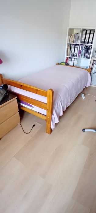 Vende-se cama de solteiro praticamente nova