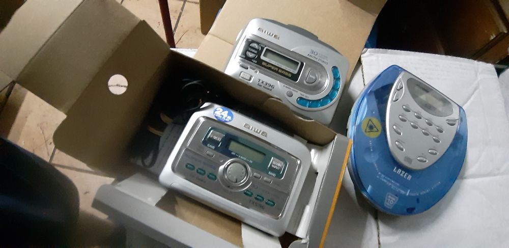 Três mini-leitores, cassetes e cds