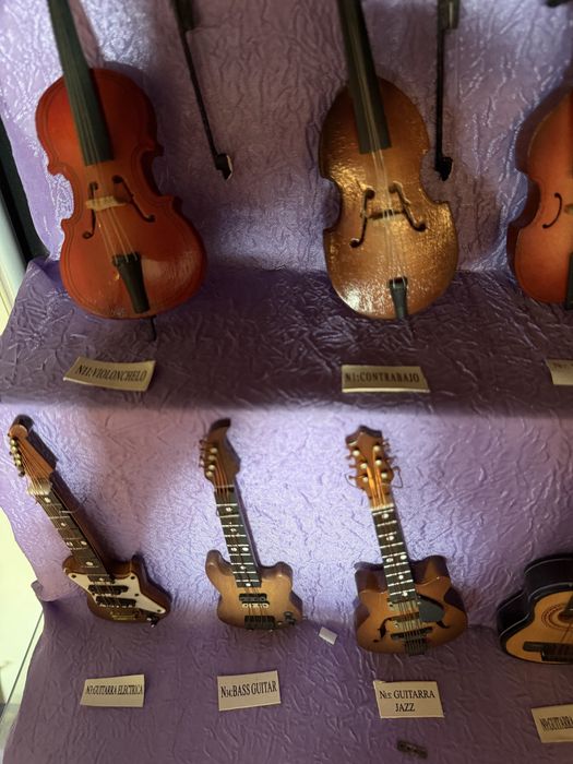 Vitrine com 45 miniaturas de instrumentos musicais