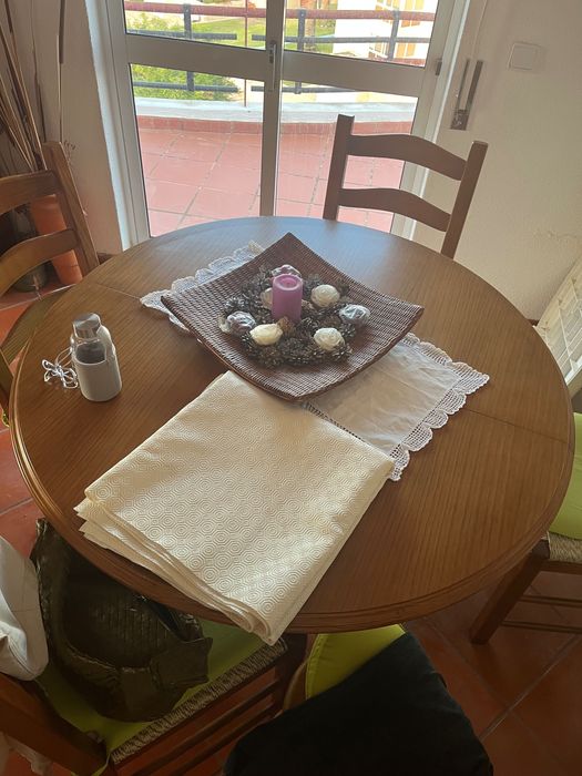 Mesa extensível em Pinho mel e conjunto de 4 cadeiras