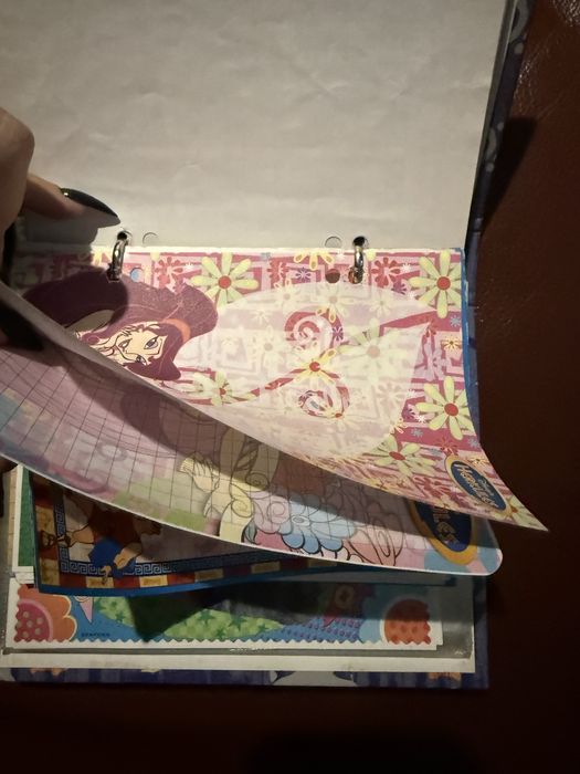 Maly segregator z karteczkami 102 szt karteczki do segregatora