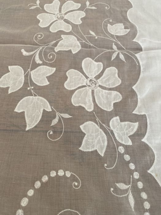 Toalha em organza e linho com guardanapos - bordado da Madeira