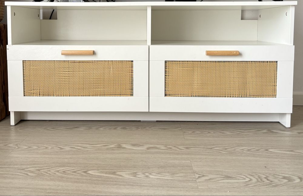 Movel TV IKEA personalizado branco e rattan